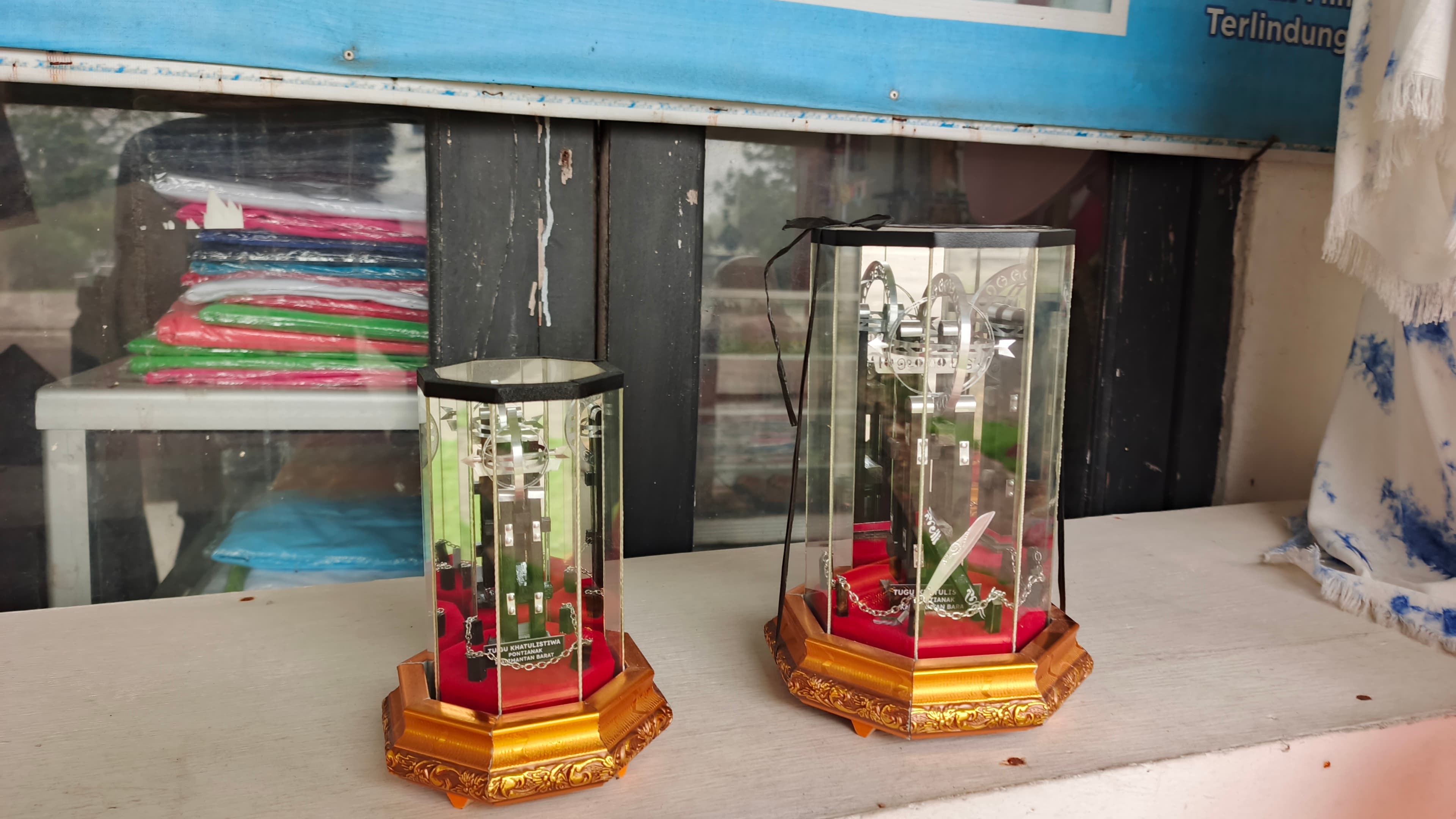 Miniatur Tugu Khatulistiwa