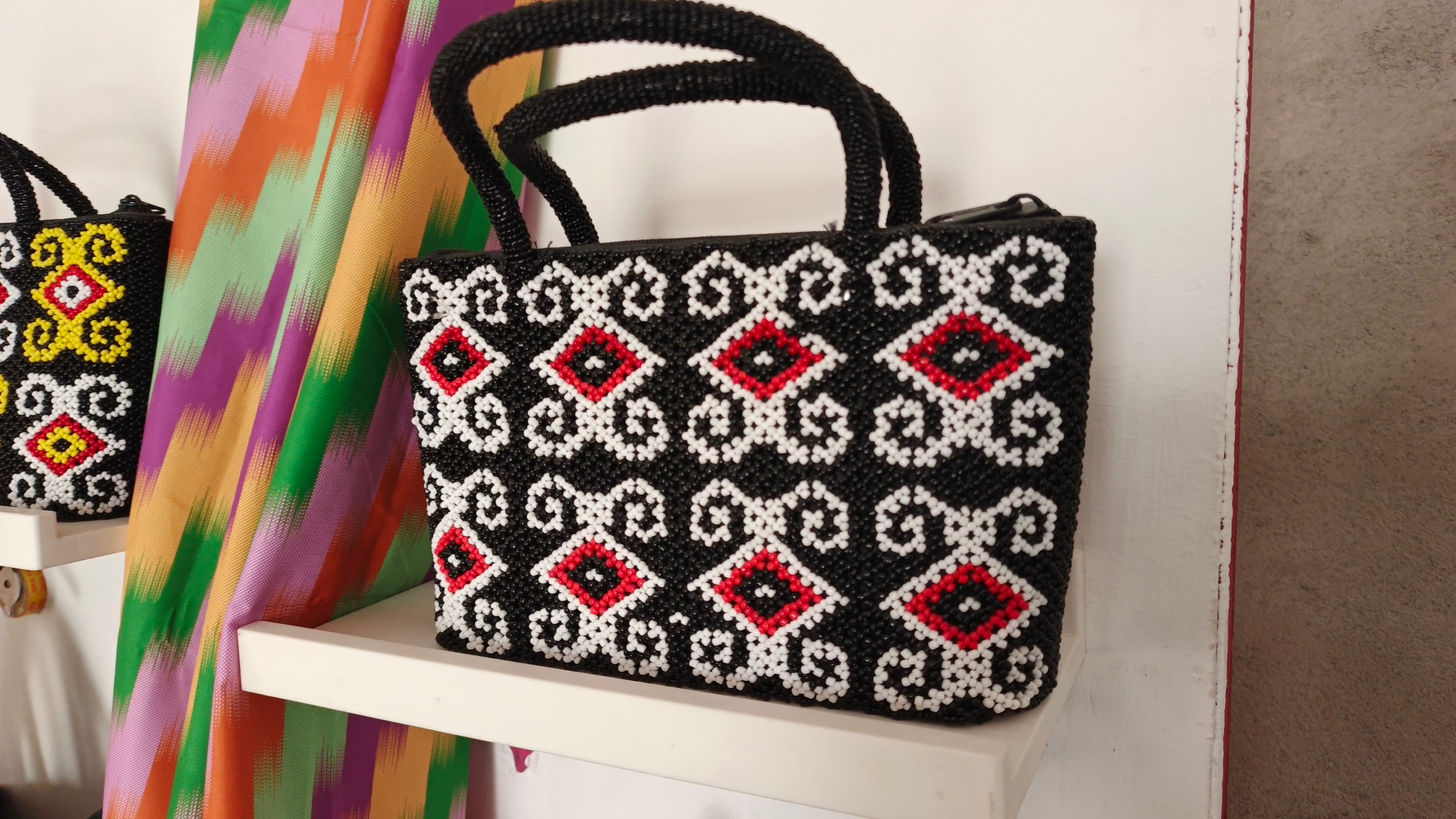 Tas Manik Motif Dayak